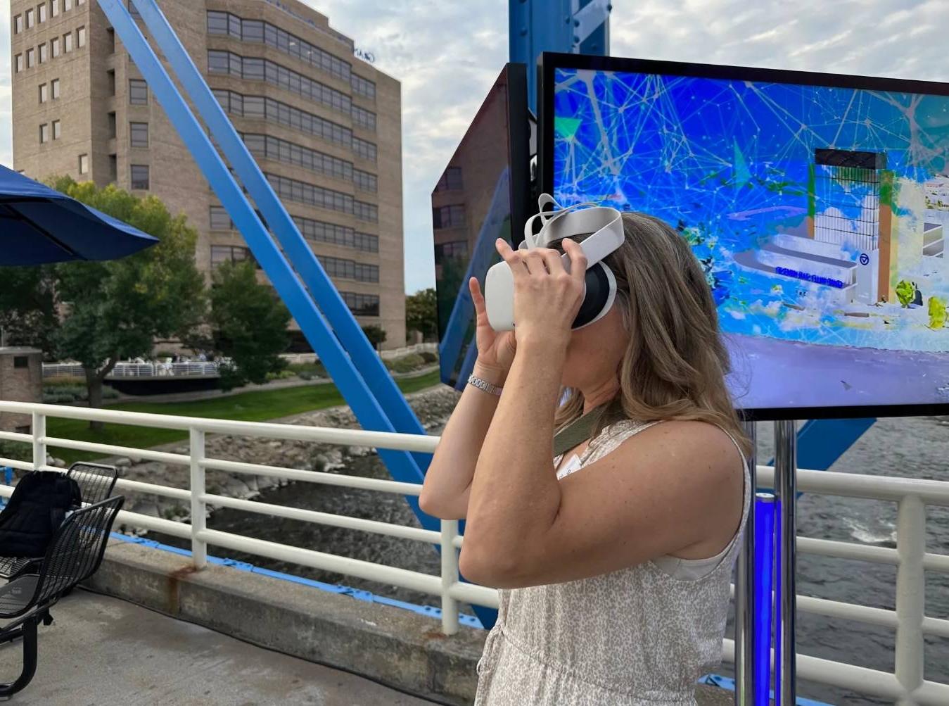 在大急流城的蓝桥上，戴着耳机观看虚拟现实的女子.
